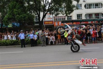 全國500餘名騎行愛好者山西潞城表演炫酷車技